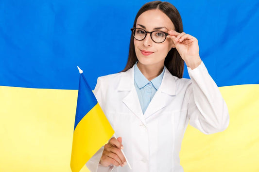 Arzt hält die ukrainische Flagge