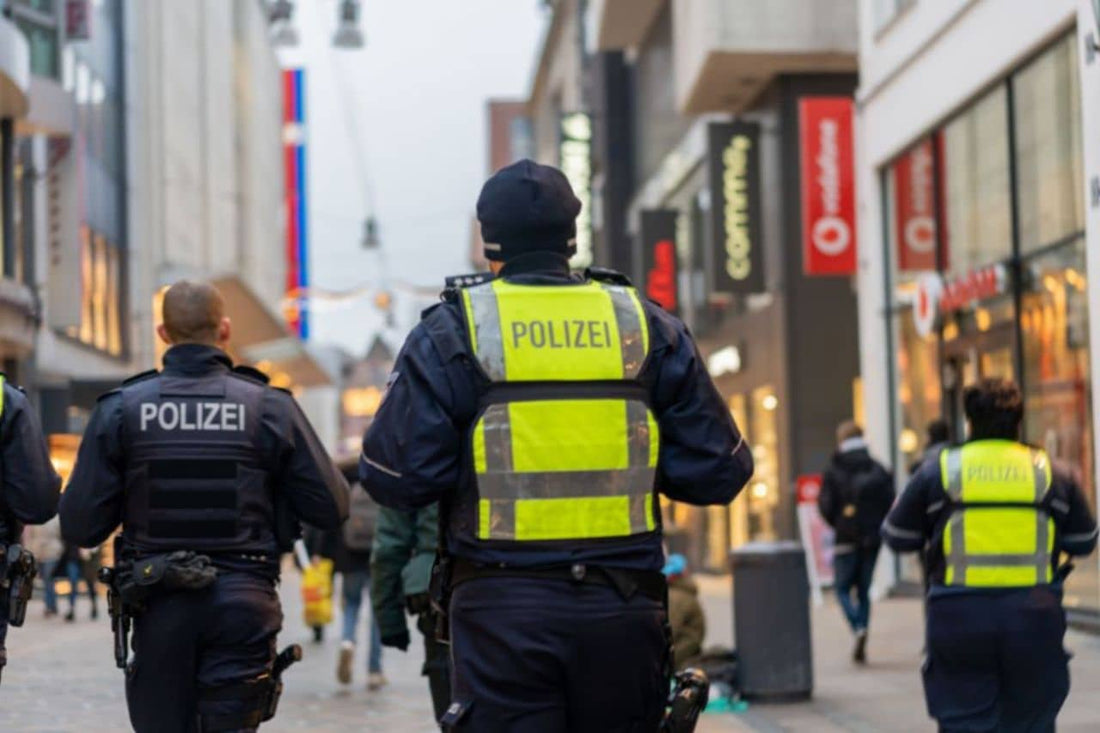 Polizisten, die in einer belebten Straße spazieren gehen