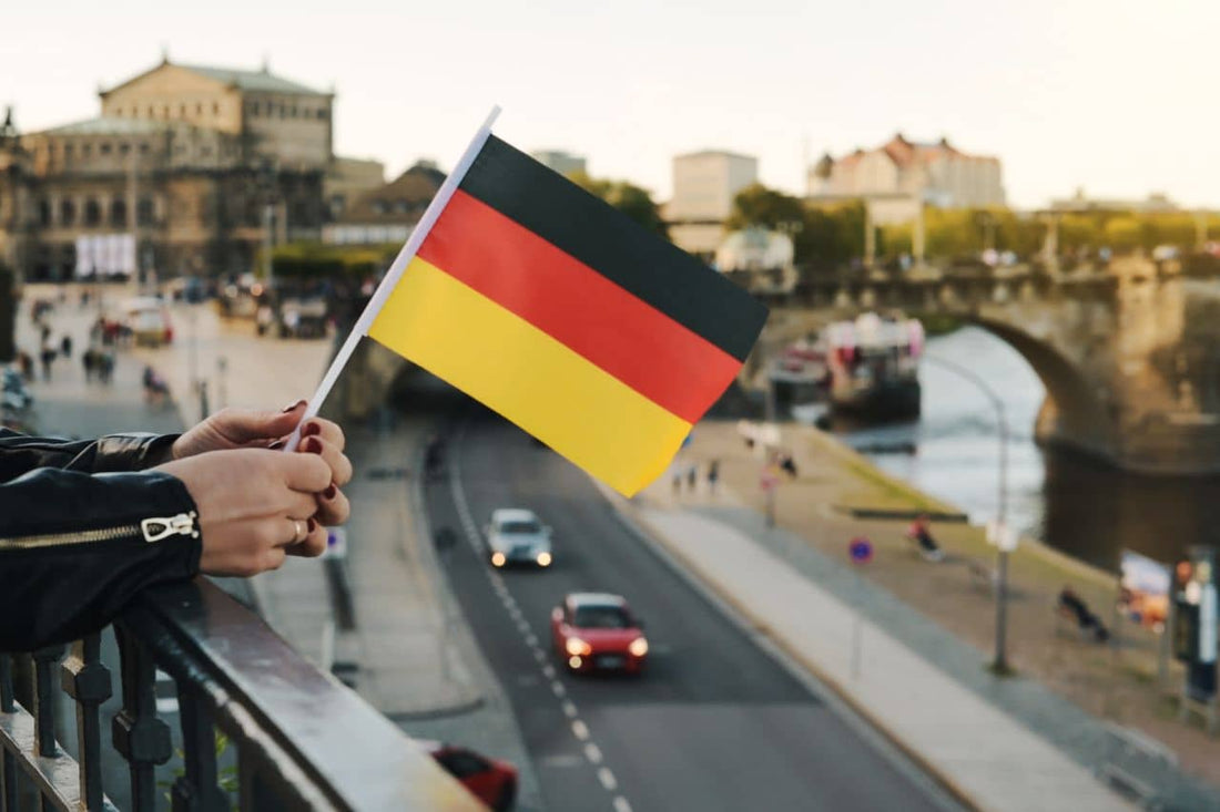 Eine Frau hält eine deutsche Flagge