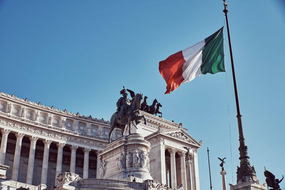 Monument für das Vaterland mit italienischer Flagge