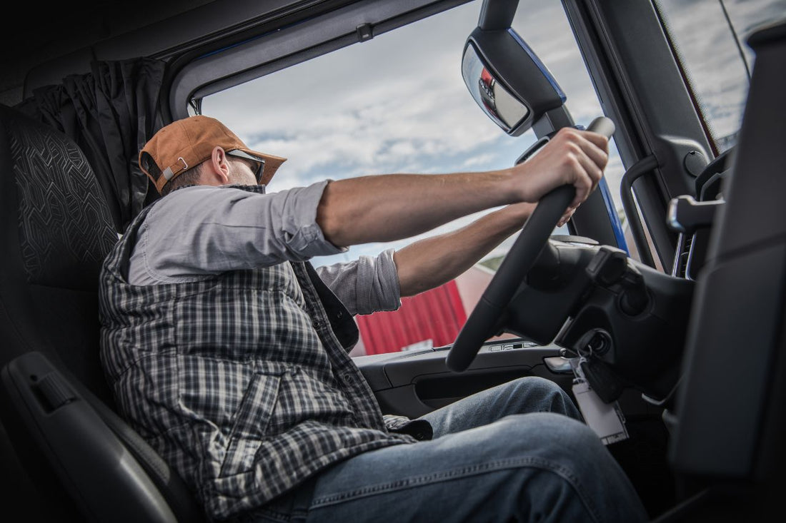 Lkw-Fahrer hinter dem Lenkrad