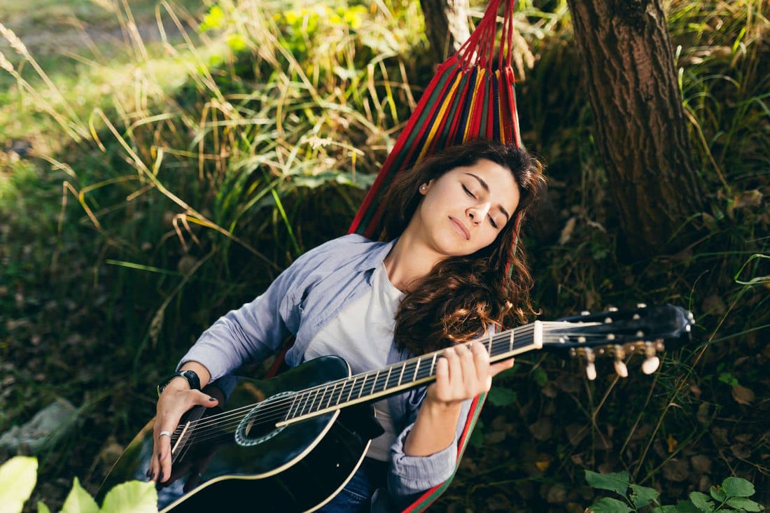 Ein Mädchen spielt Gitarre