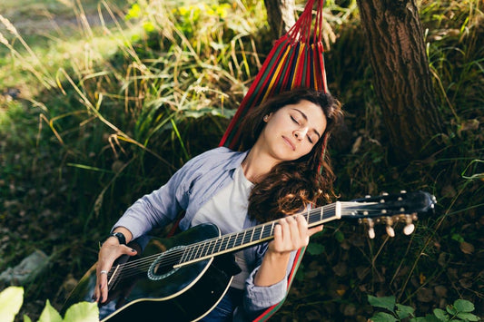 Ein Mädchen spielt Gitarre