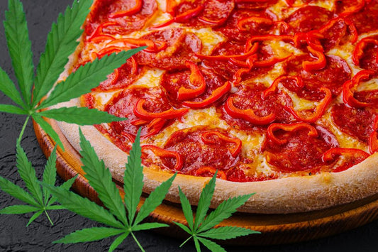 Pizza und Cannabisblätter