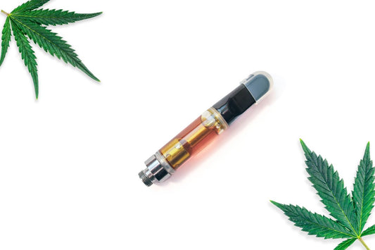 Cannabis Vape Cartridge und Cannabisblatt