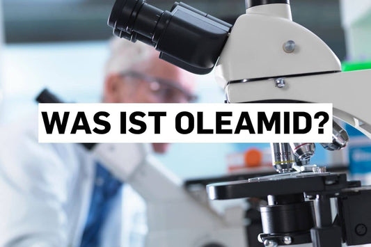 Mikroskop mit Textüberlagerung: Was ist Oleamid?