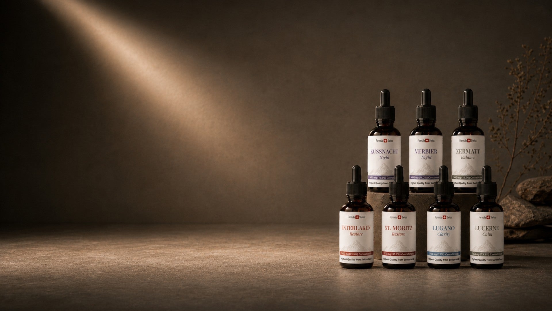 Formula Swiss CBD-Ölkollektion mit sieben Bernstein-Dropper-Flaschen, die in einem Premium-Studio- Setting angeordnet sind.