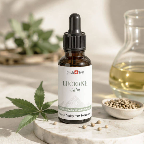 Formel Swiss Lucerne Calm CBD Ölflasche mit Hanfblättern, Hanfsamen und goldenem Pflanzenöl.